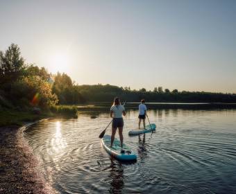 Mann und Frau beim SUP auf dem Bütgenbacher See