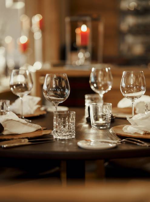 Kristallgläser stehen auf einem Tisch im Restaurant
