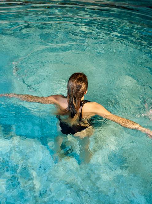 Frau steht in einem Pool
