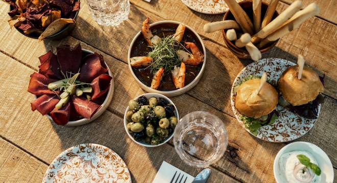 Tapas stehen auf einem Holztisch